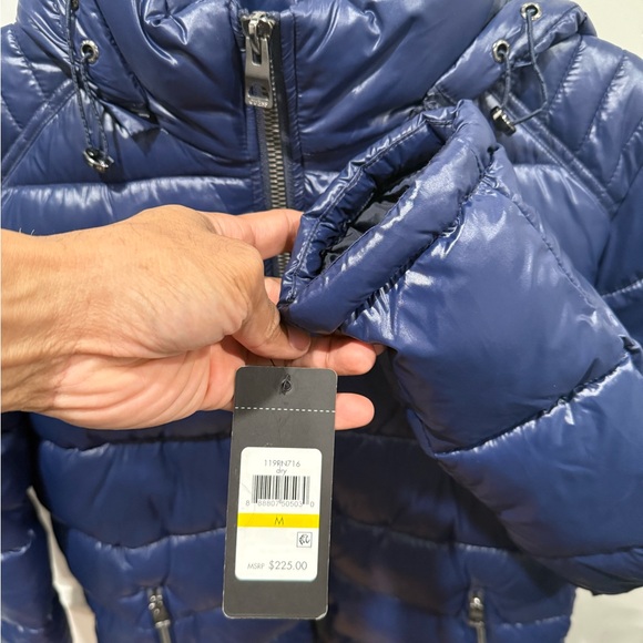 ✅ BRAND NEW Guess puffer jacket!!! ✅ - Picture 10 of 12